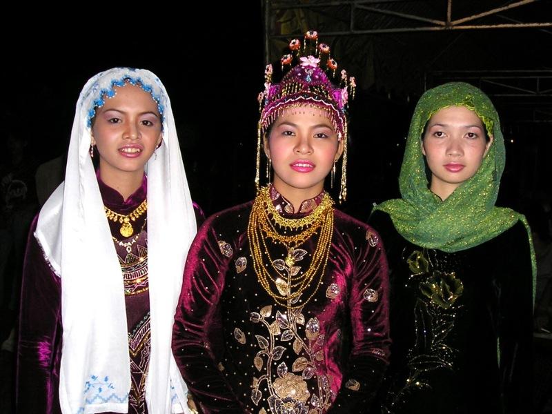 Những chiếc khăn đội đầu matera được sử dụng để che m&aacute;i t&oacute;c v&agrave; chống nắng cho người phụ nữ