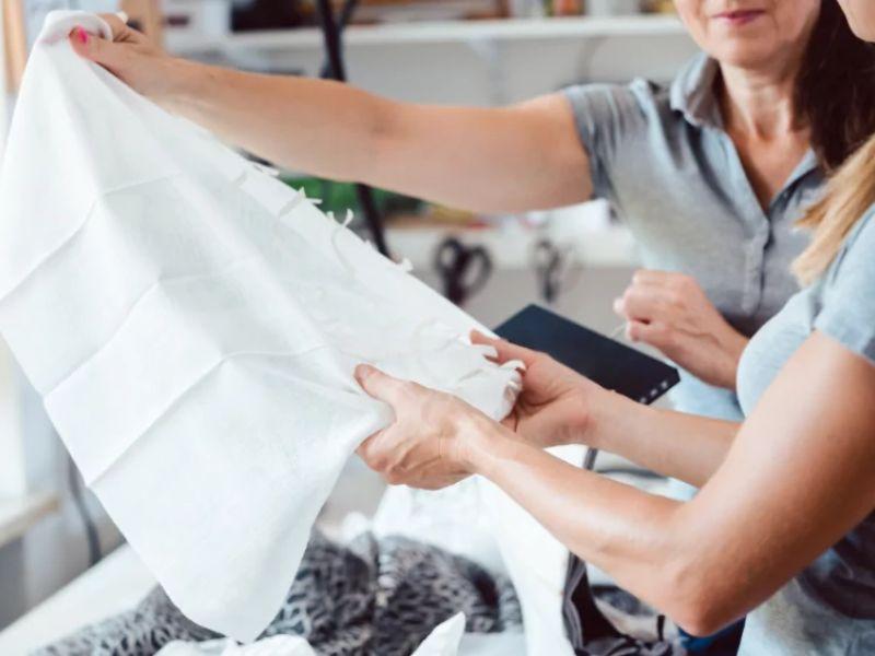 Quan sát bằng mắt và tay để kiểm tra chất lượng