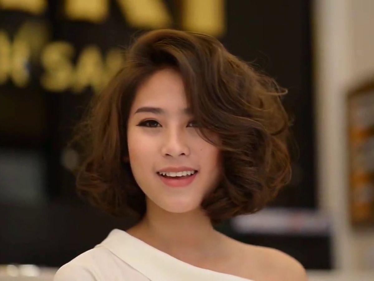 Mái chéo hay mái lệch chính là chiêu trò giúp khuôn mặt tròn trở nên thon gọn và sắc sảo