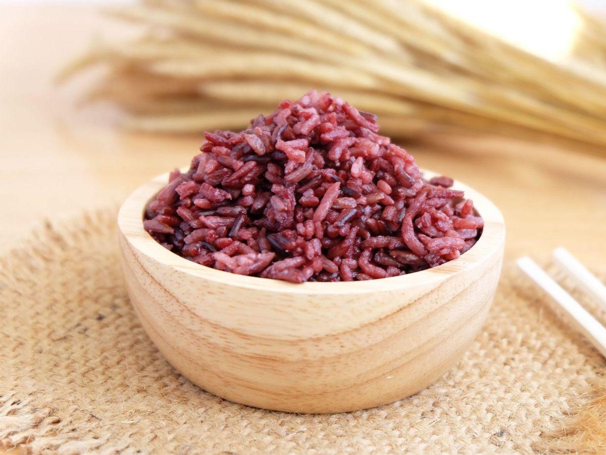 Gạo lứt là loại Carbs phức hợp, giữ lại lớp cám và mầm giàu dinh dưỡng, cung cấp năng lượng bền bỉ hơn