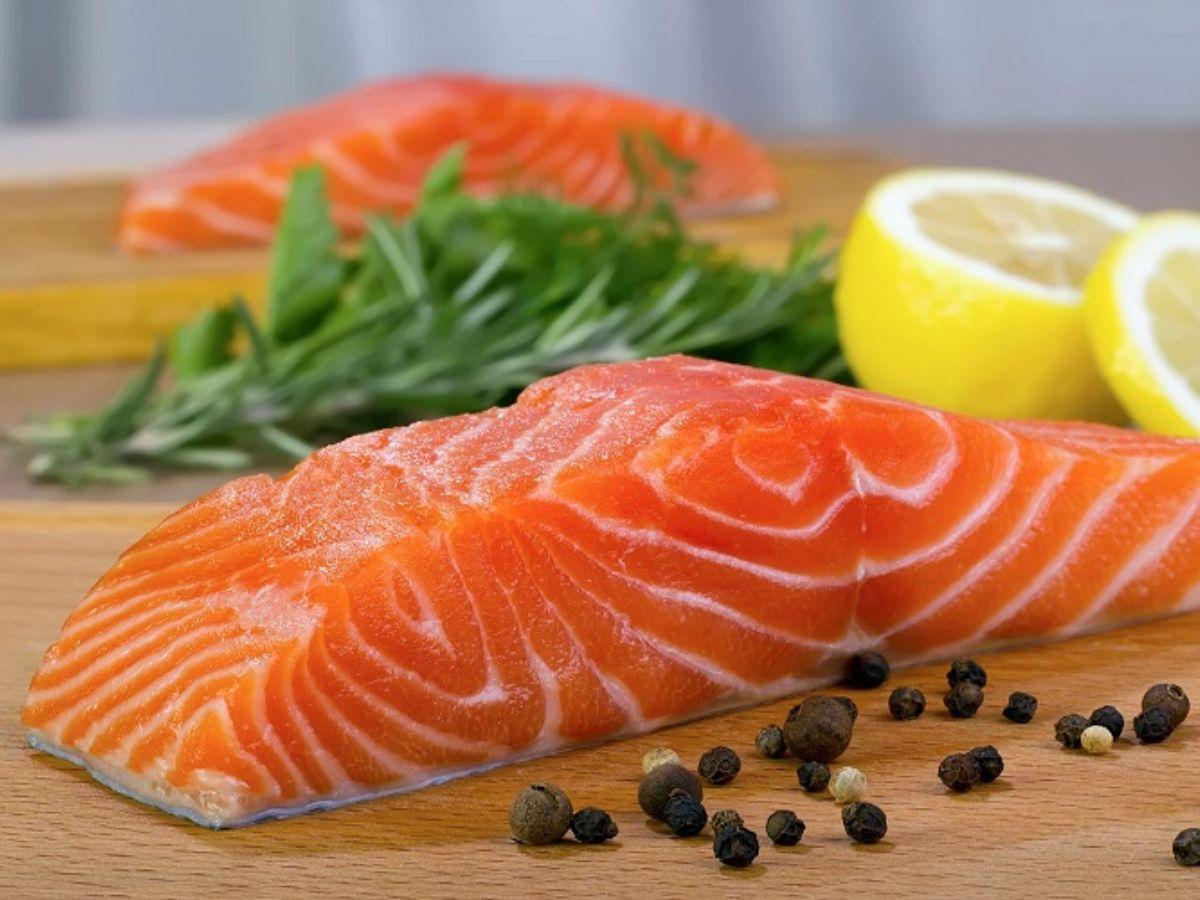 Cá hồi không chỉ cung cấp Protein dồi dào mà còn là nguồn Omega-3 tuyệt vời