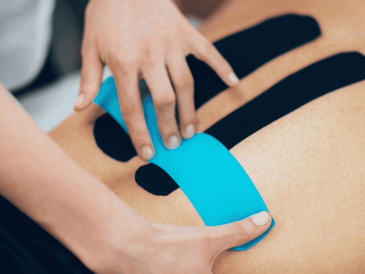 Băng dán cơ thể thao giúp hỗ trợ điều trị các chấn thương