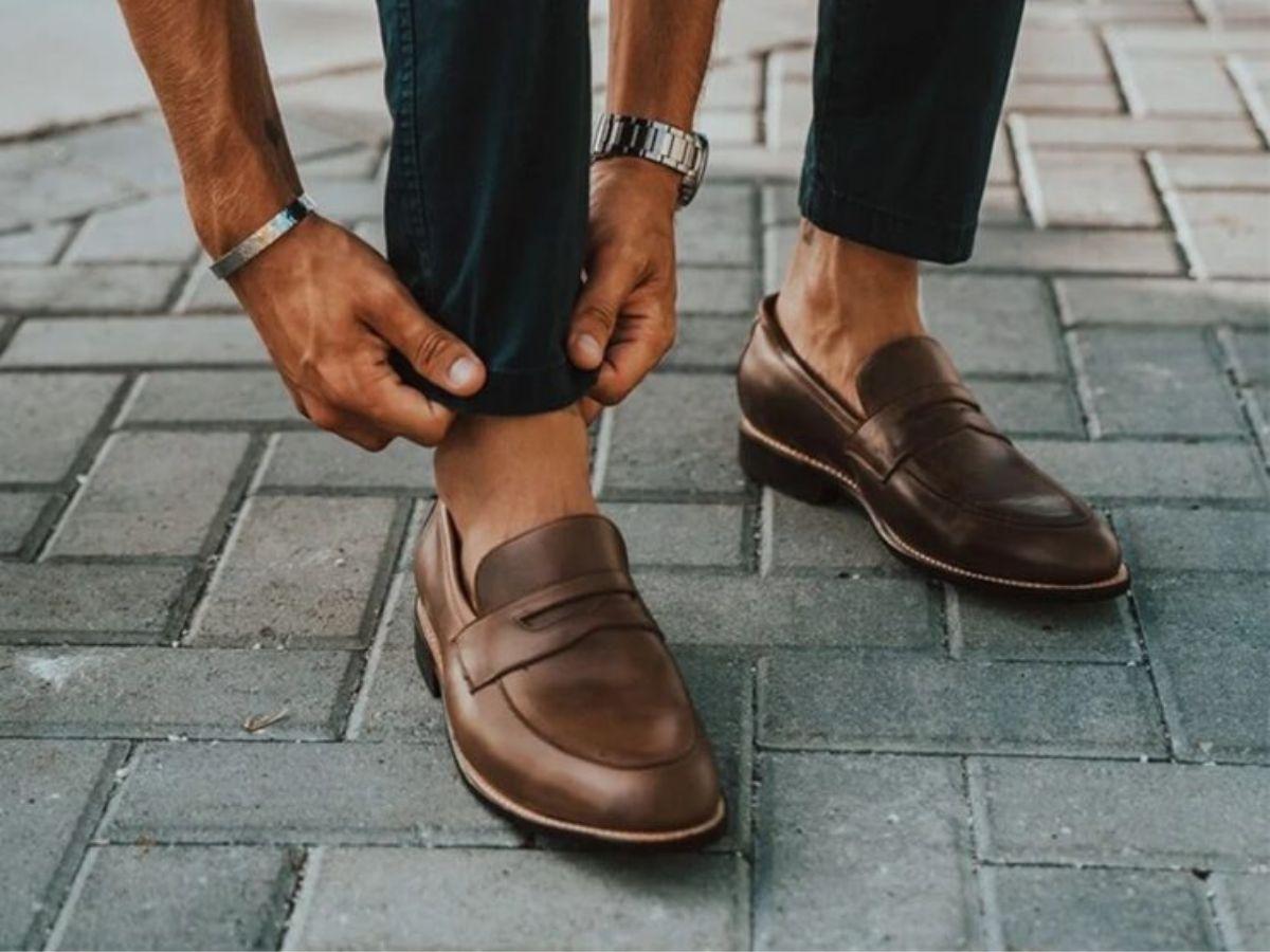 Bàn chân đi giày Loafer với tất không cổ