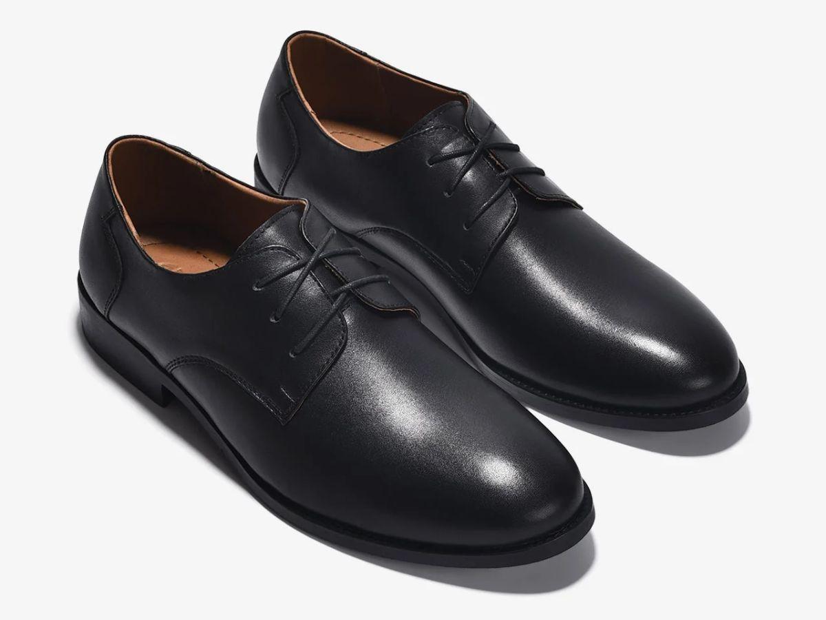 Khác với Oxford, giày Derby nam có hệ thống dây buộc mở