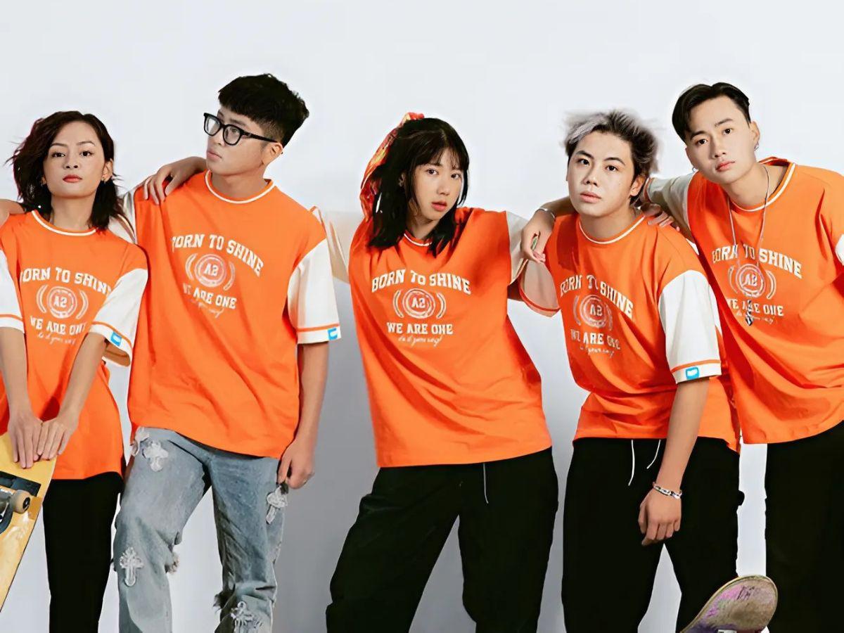 Áo Cổ Tròn Màu Nổi Bật In Slogan Team