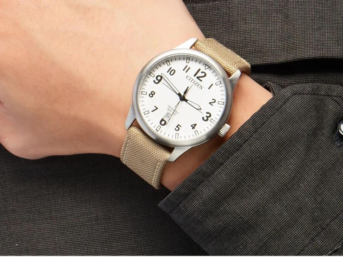 Citizen BI1050 là dòng đồng hồ Quartz với thiết kế field watch cổ điển, dễ đọc giờ
