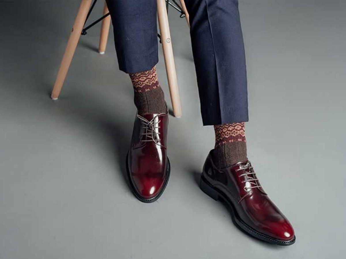 Giày Oxford màu đỏ rượu vang mang đến nét cá tính và thời thượng