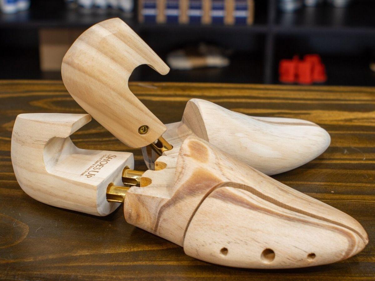 Shoe tree giúp giữ form giày chuẩn chỉnh