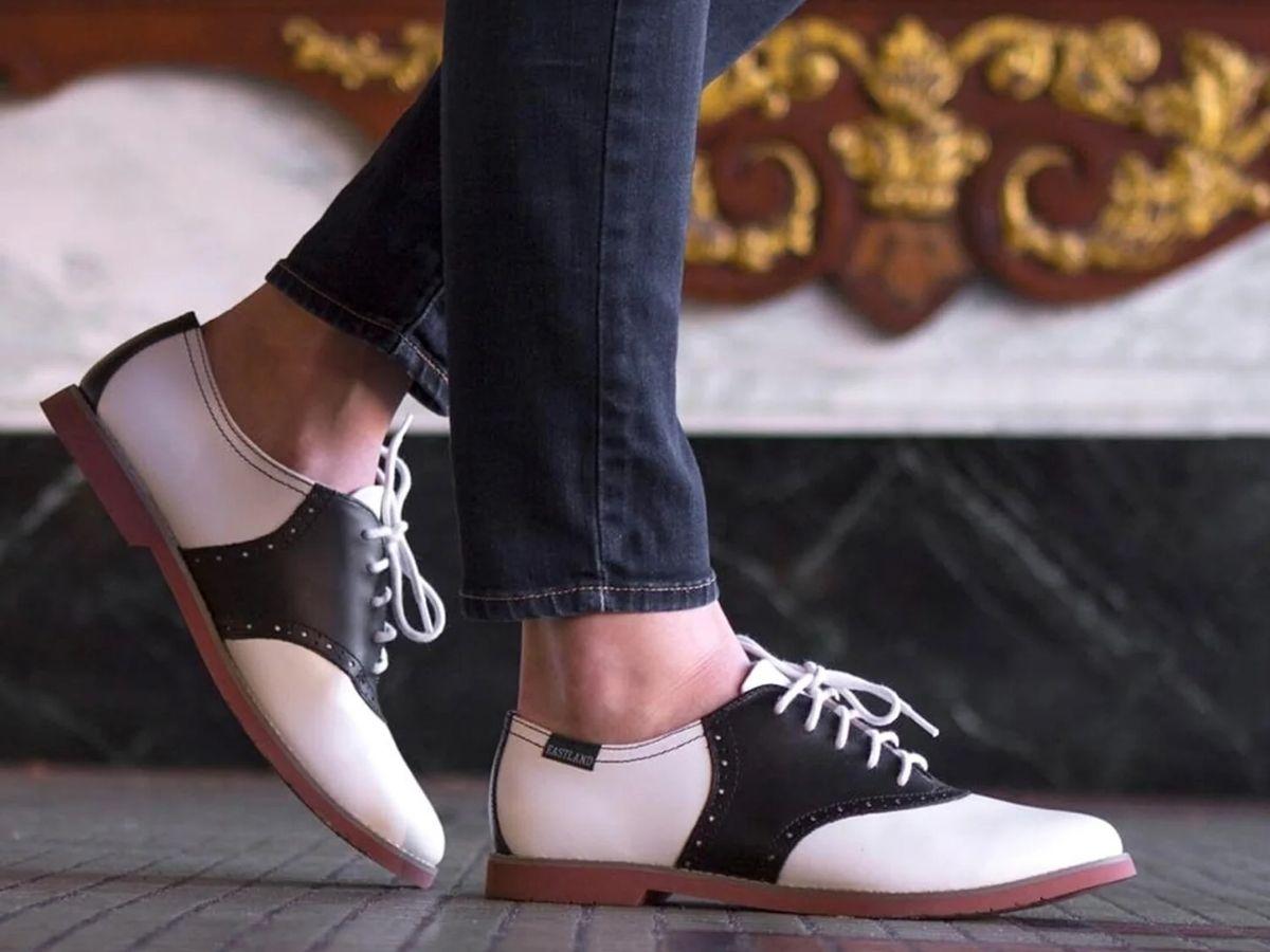 Saddle Oxford đặc trưng với miếng da hình yên ngựa khác màu vắt ngang qua phần giữa thân giày
