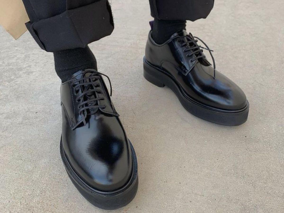 Giày Oxford đen là lựa chọn truyền thống và formal nhất