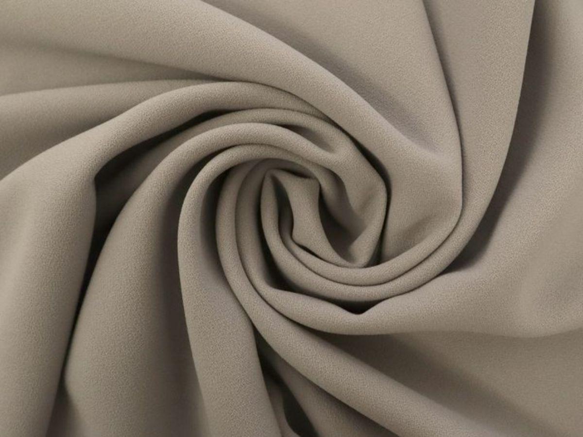 Polyester giúp chiếc áo bền màu hơn đáng kể, nhanh khô hơn sau khi giặt