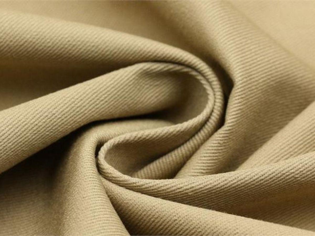Ưu điểm chính của vải kaki là khả năng đứng form tốt, tạo vẻ ngoài lịch sự