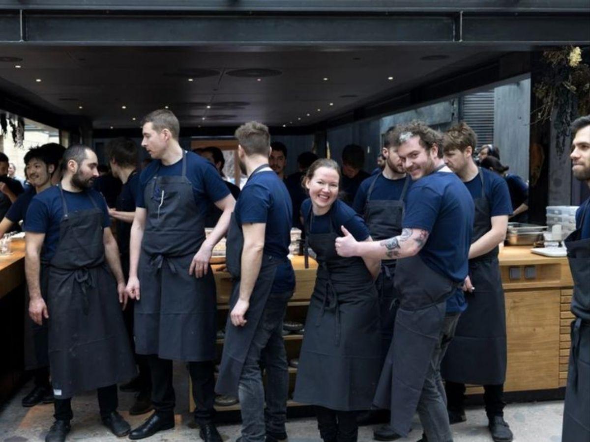 Sự đồng bộ về trang phục tạo môi trường làm việc đoàn kết, tự hào cho nhân viên