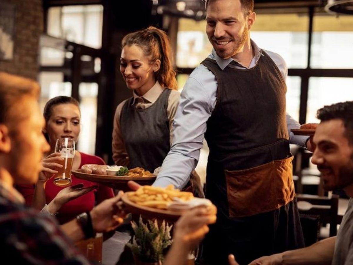 Đồng phục giúp khách hàng dễ dàng phân biệt nhân viên