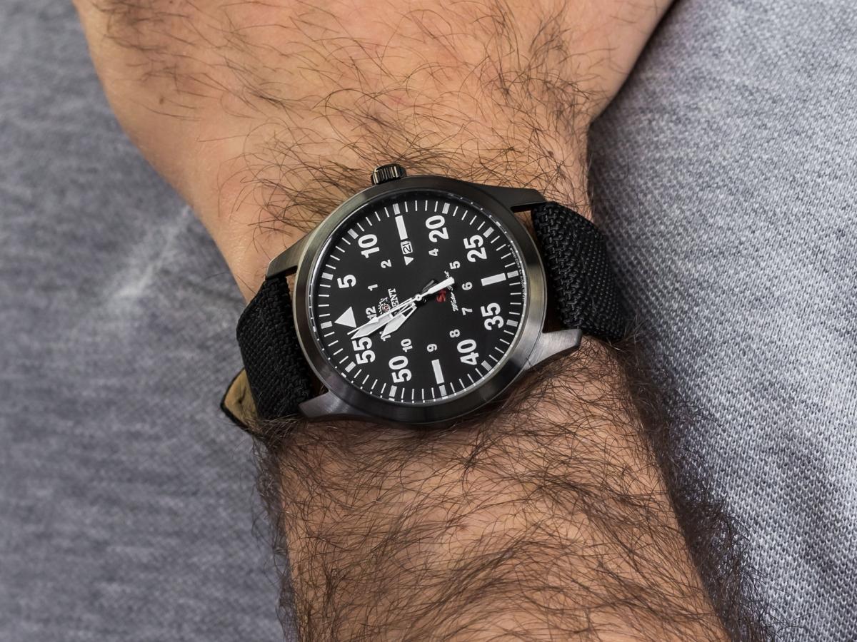 Dòng FUNG200 của Orient mang phong cách mạnh mẽ với bộ kim và cọc số sắc cạnh