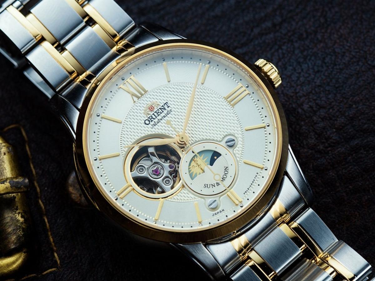 Orient Sun and Moon Open Heart là sự hòa quyện đầy tinh tế giữa nghệ thuật và kỹ thuật chế tác đồng hồ