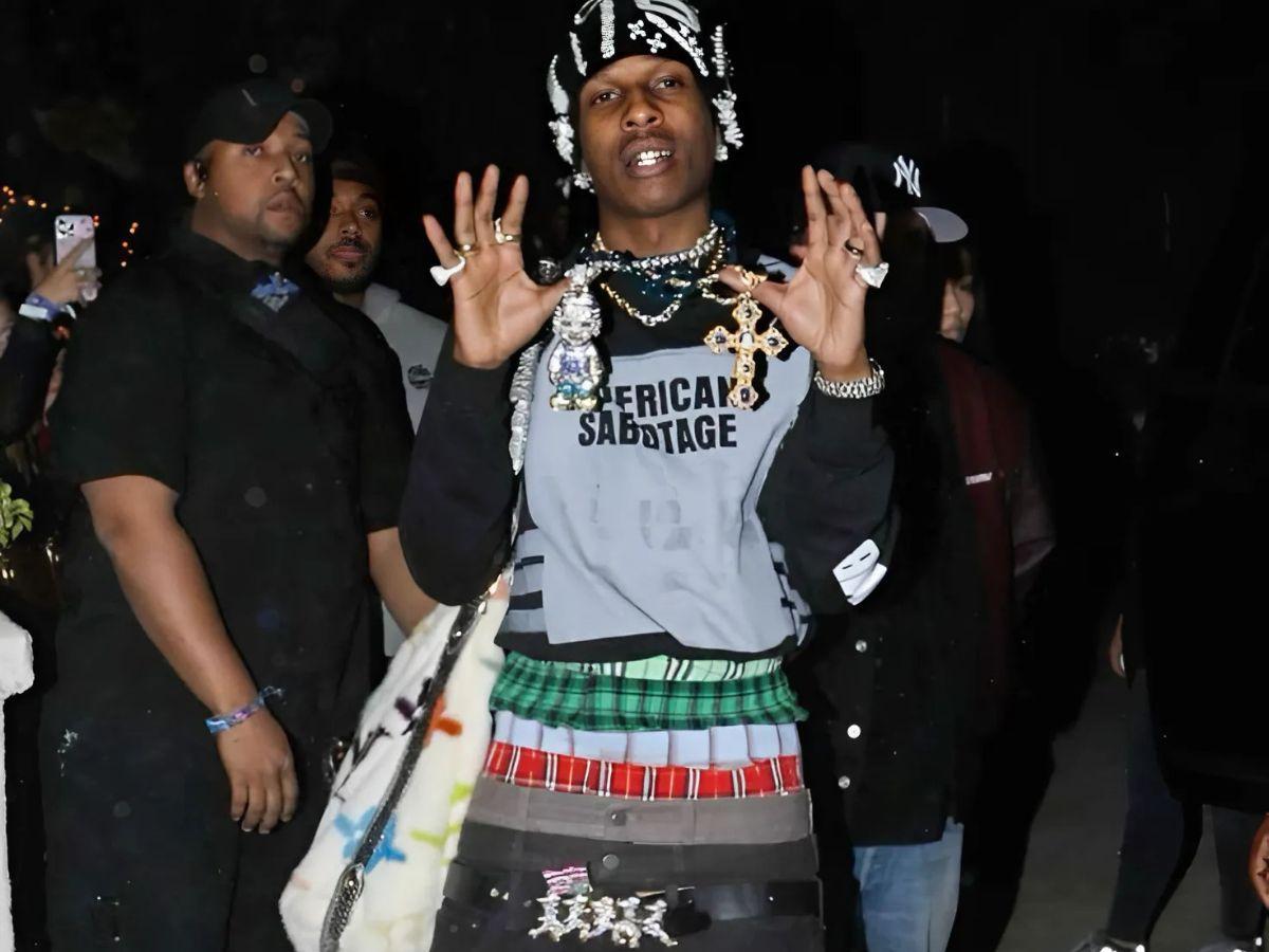 Phụ kiện đóng vai trò như gia vị cho trang phục streetwear