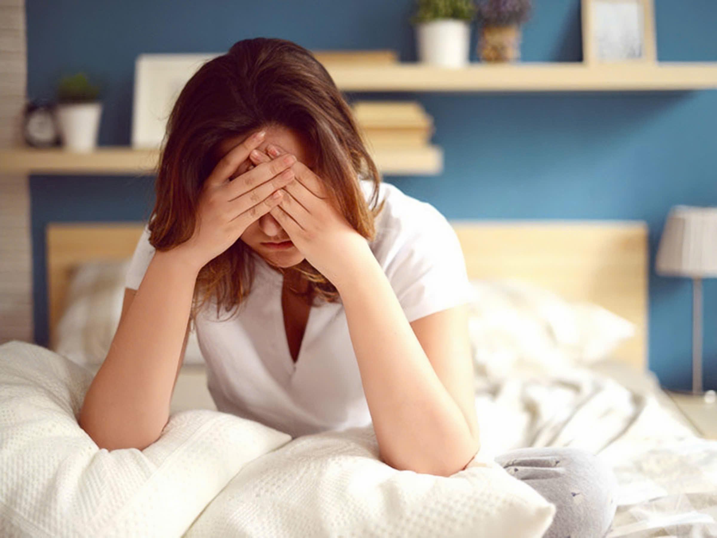  Cơ thể thiếu năng lượng trầm trọng sẽ khiến bạn luôn trong trạng thái uể oải, kiệt sức, ...