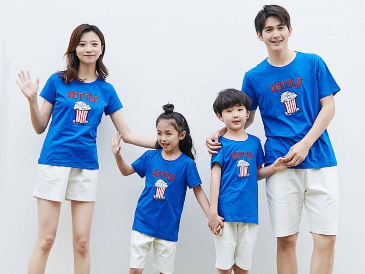 Việc chọn màu sắc phù hợp giúp bộ đồng phục gia đình trông thẩm mỹ