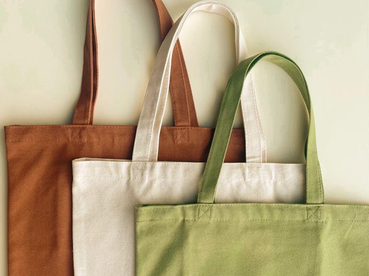 Vải canvas là loại vải dệt trơn từ sợi cotton hoặc sợi gai dầu, nổi tiếng với độ bền cao