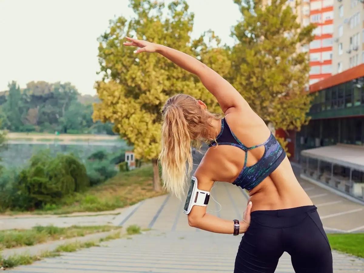 Warm-up (khởi động) trong chạy bộ là bước chuẩn bị quan trọng giúp cơ thể sẵn sàng cho quá trình vận động