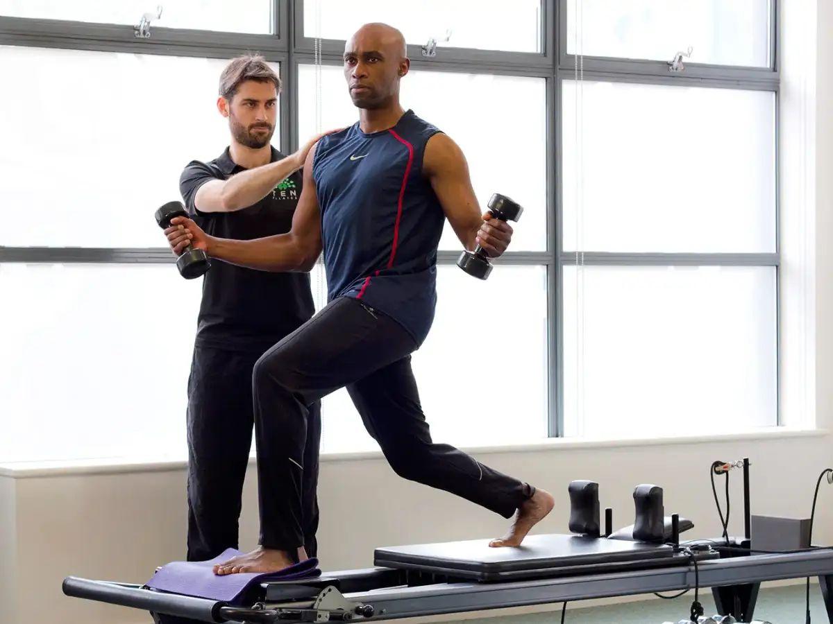 Áo ba lỗ là lựa chọn phổ biến đối với các bạn nam tập Pilates