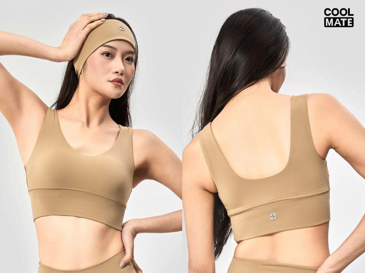 Áo bra yoga nữ Coolmate trong tập yoga