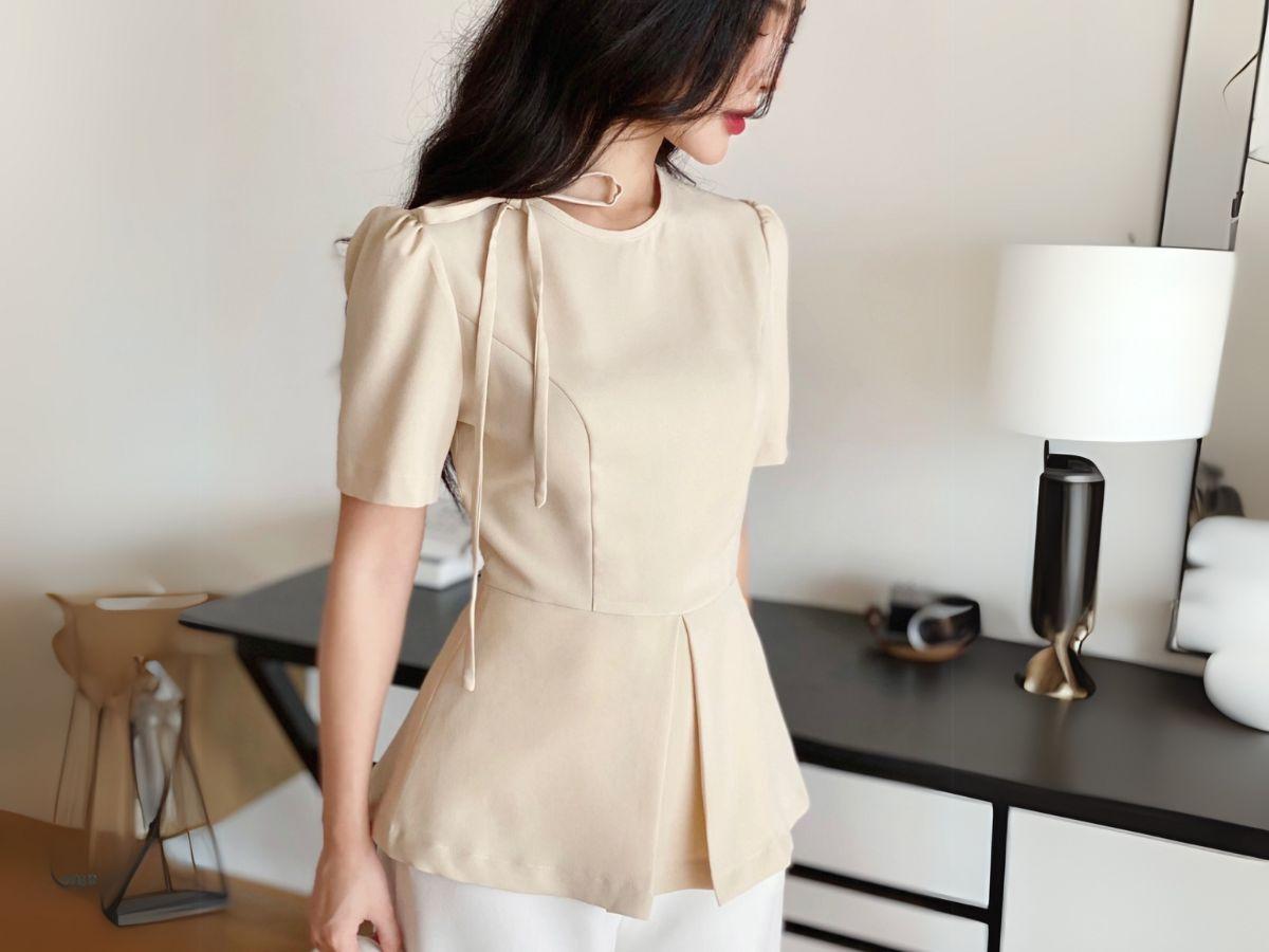 Áo peplum có thiết kế eo ôm sát và vạt xòe rộng