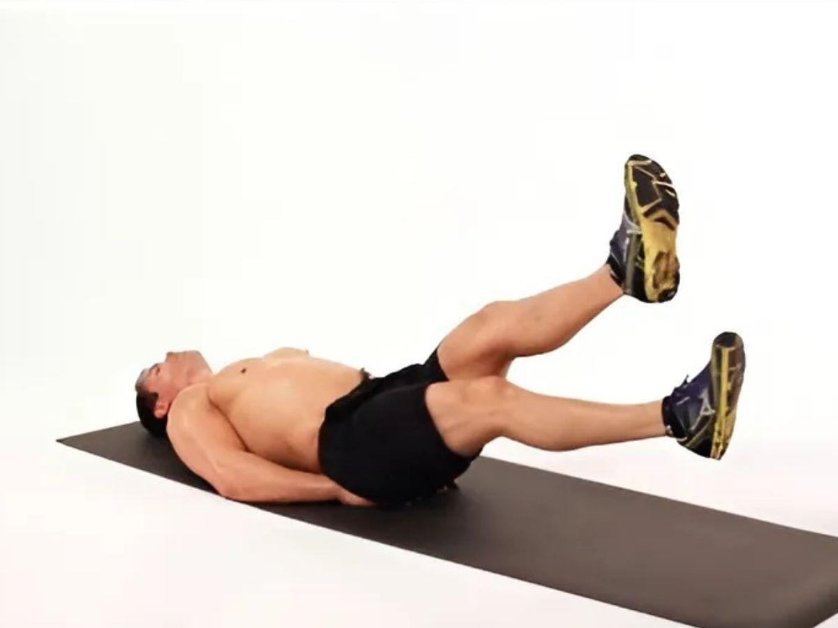 Scissor Kicks tác động vào cơ bụng dưới và cơ liên sườn giúp eo thon gọn rõ nét