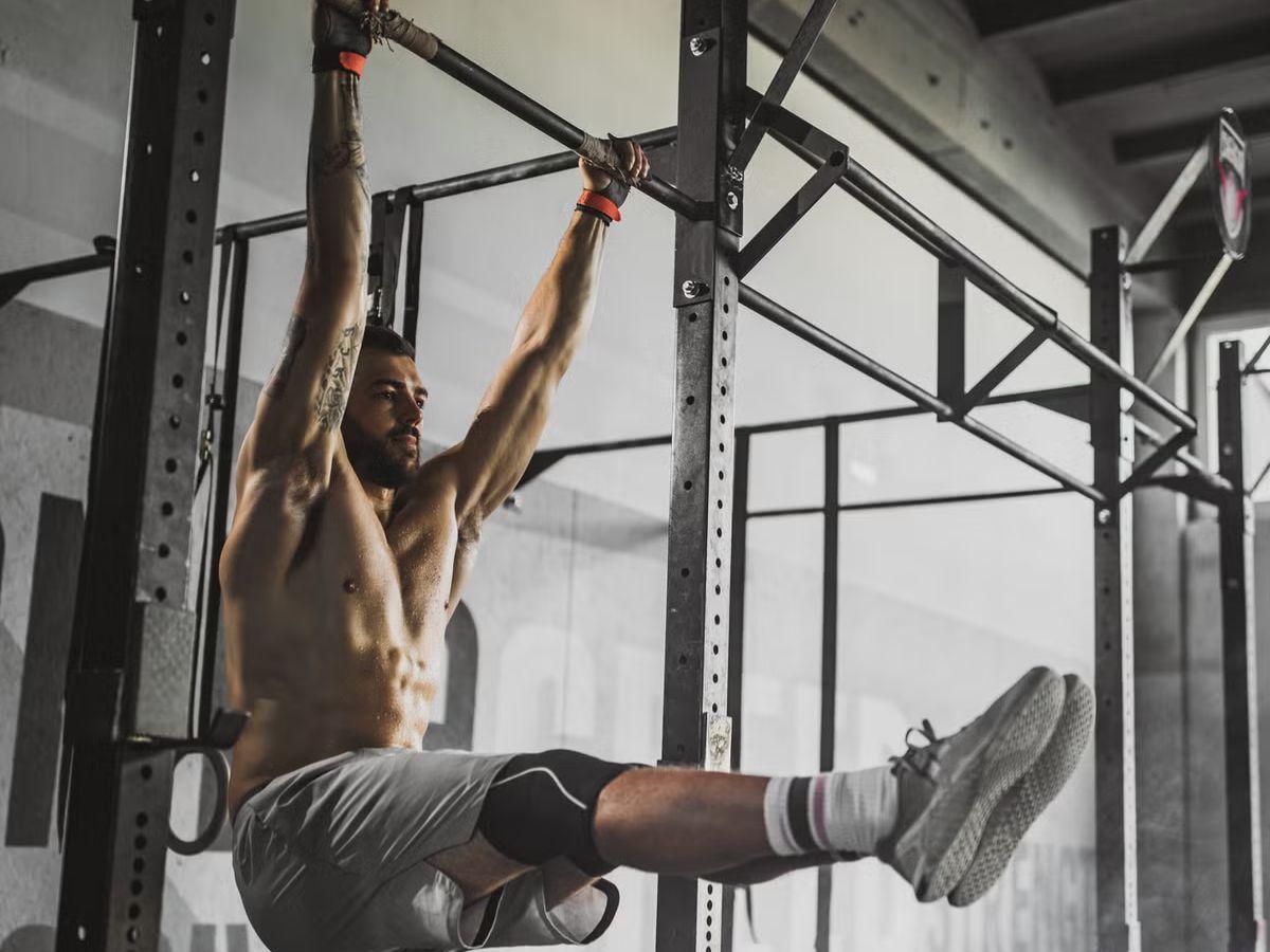 Treo người nâng chân là bài tập khó nhưng cực kỳ hiệu quả để kích hoạt cơ bụng dưới