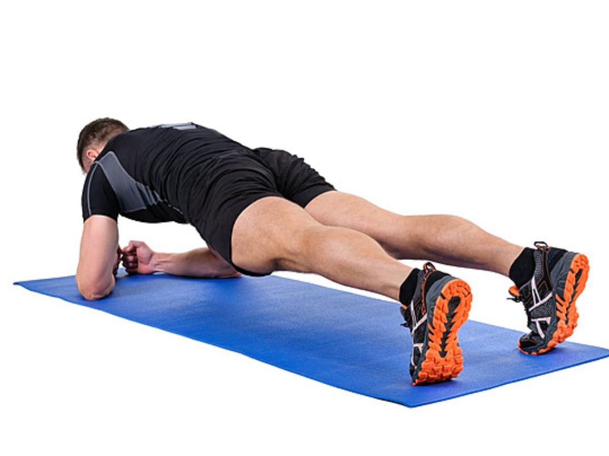 Plank Jacks giúp bạn vừa đốt calo vừa siết cơ core và bụng dưới cực kỳ hiệu quả