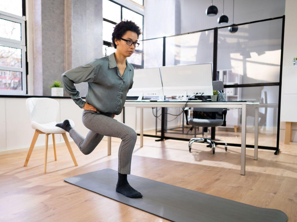 Squat tại ghế giúp tăng sự dẻo dai của hông, đùi, mông