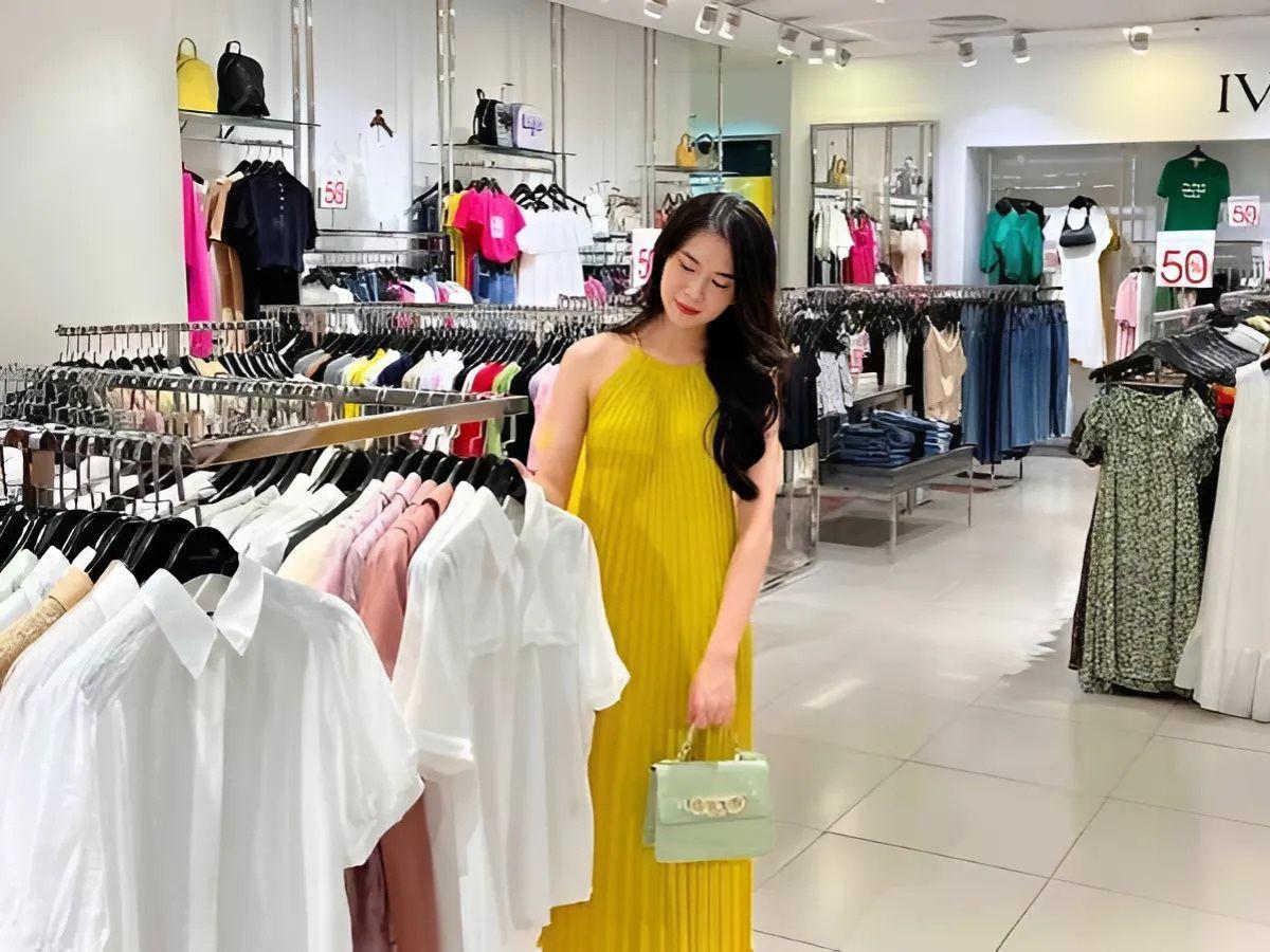 Thử áo sơ mi đúng cách để chọn size phù hợp