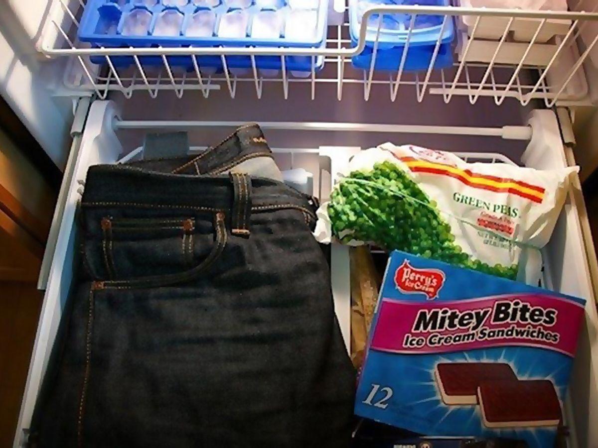 Nên bọc kín quần jean trong túi trước khi bỏ vào tủ lạnh hơn