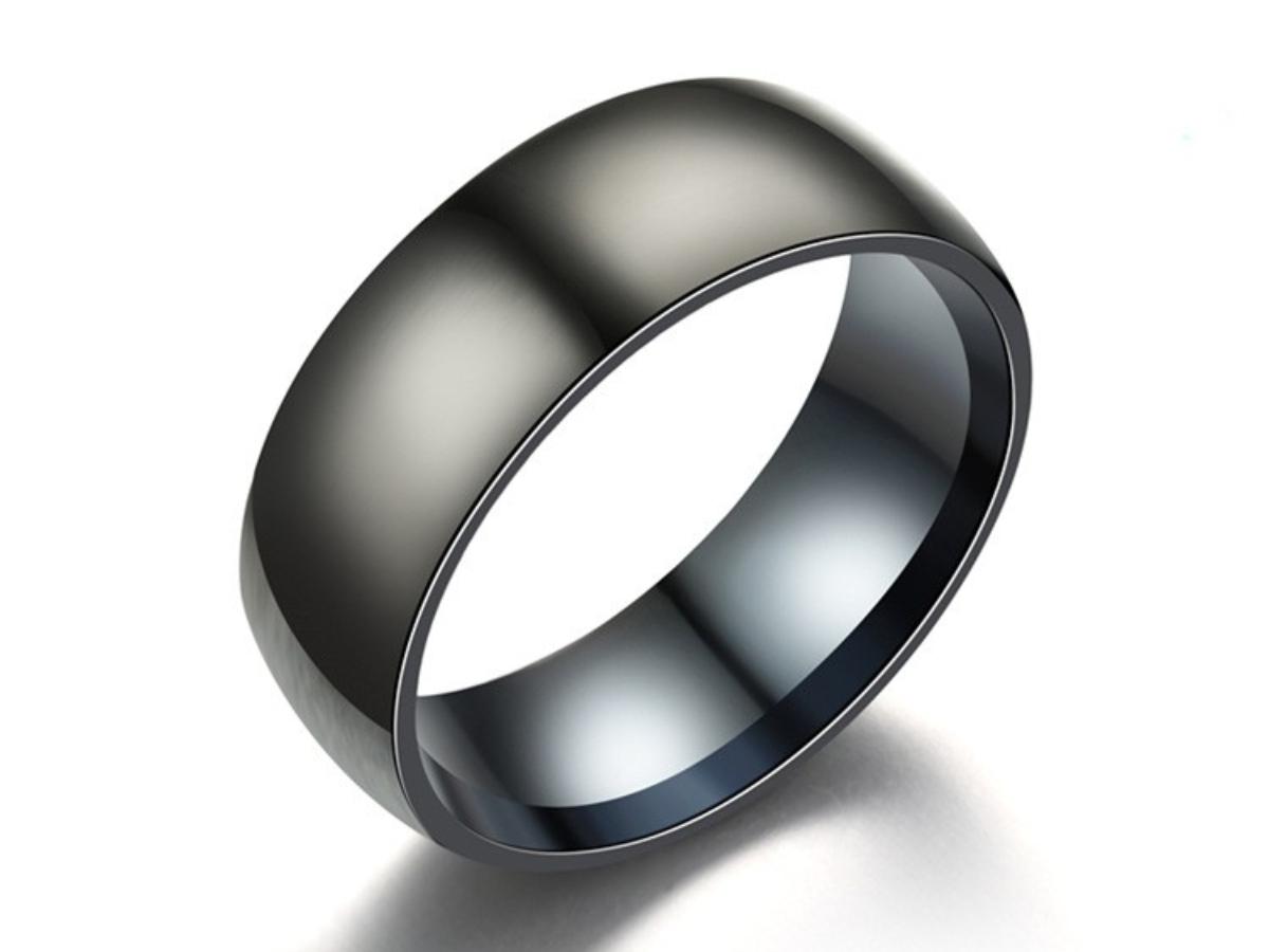 Nhẫn trơn Titanium màu đen thể hiện vẻ cá tính