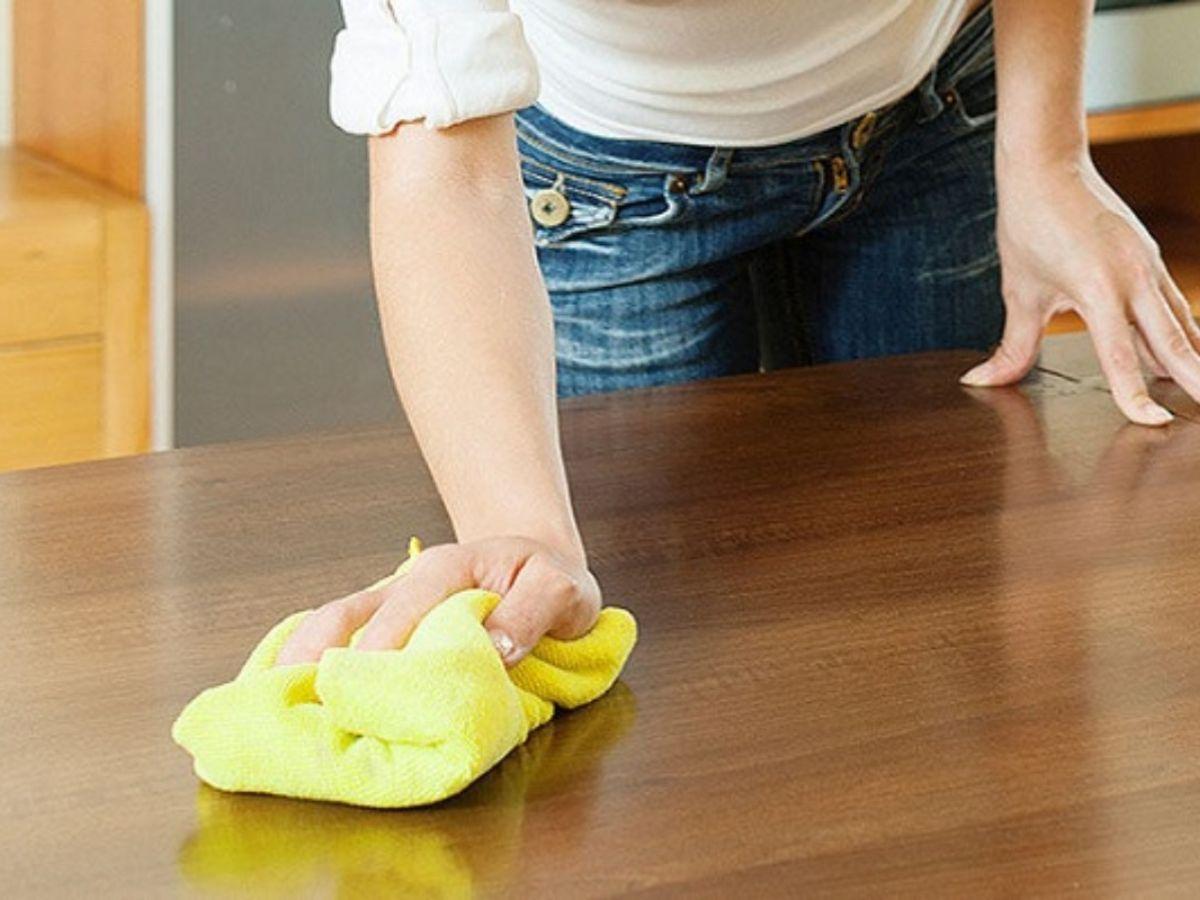 Tận dụng áo cũ làm khăn lau bàn