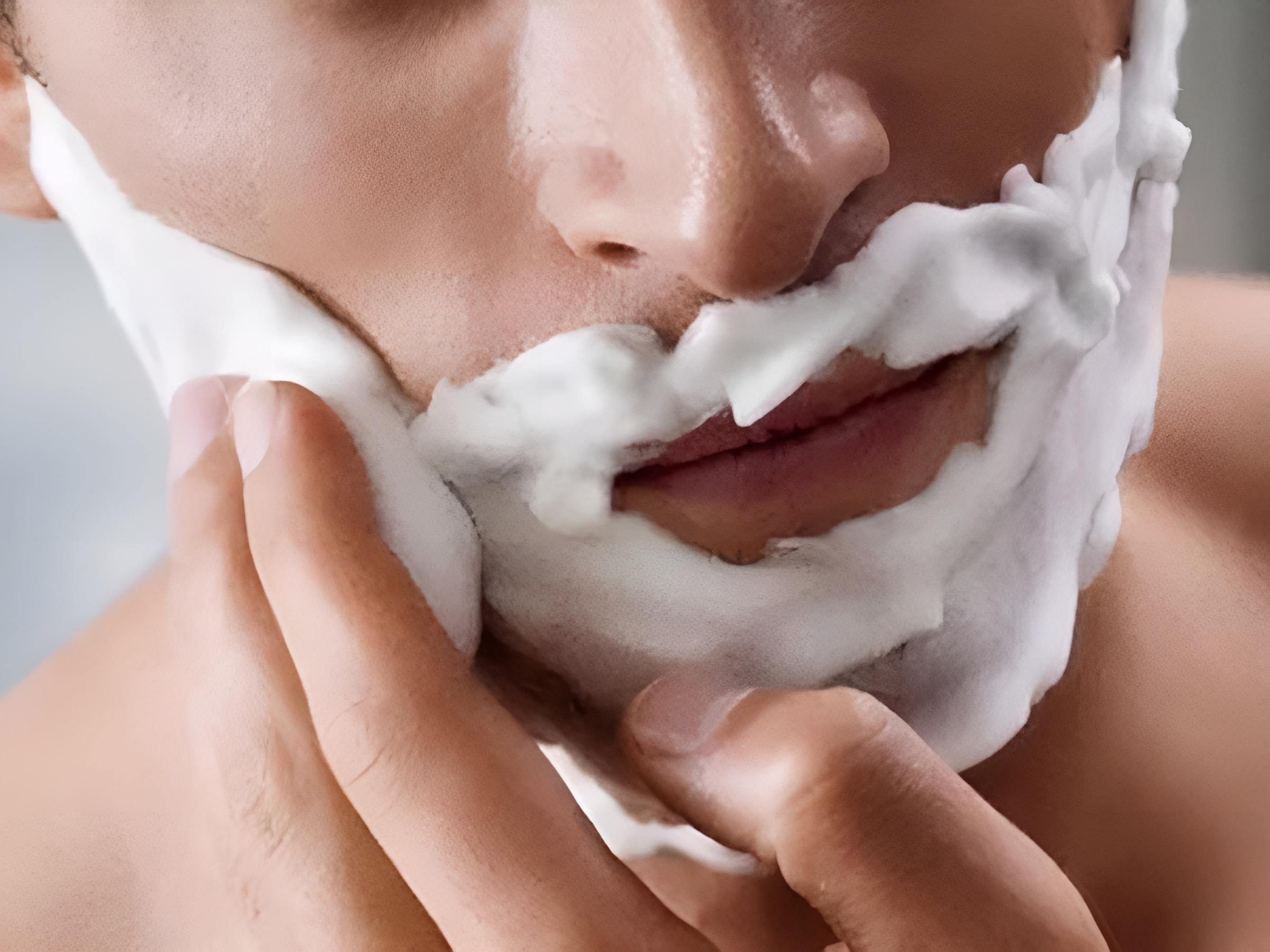 Hãy làm ẩm da và sử dụng kem, gel cạo râu để tránh gây tổn thương và kích ứng da