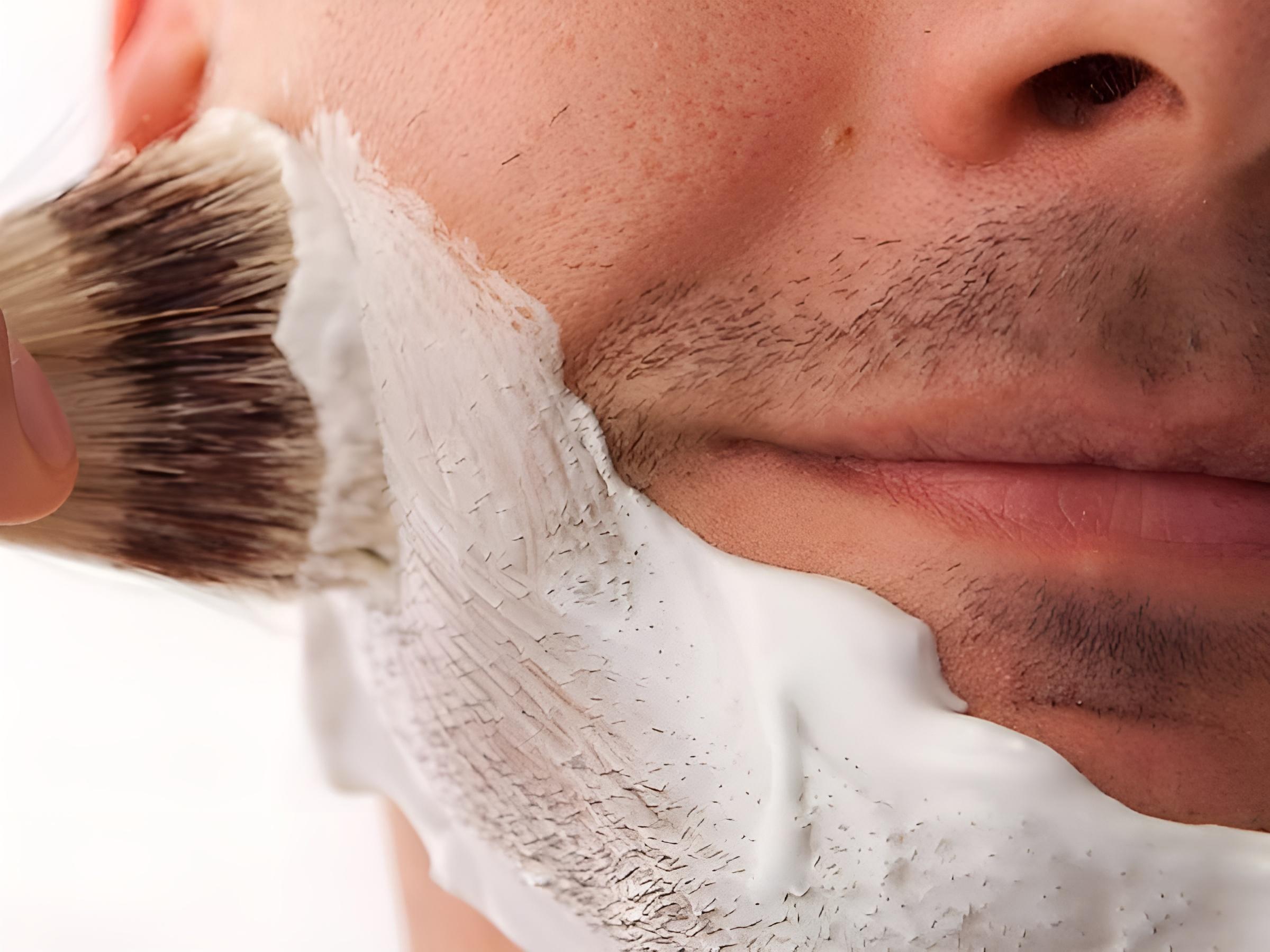 Sau khi làm sạch, bước tiếp theo bạn cần thực hiện là thoa kem, gel hoặc bọt cạo râu