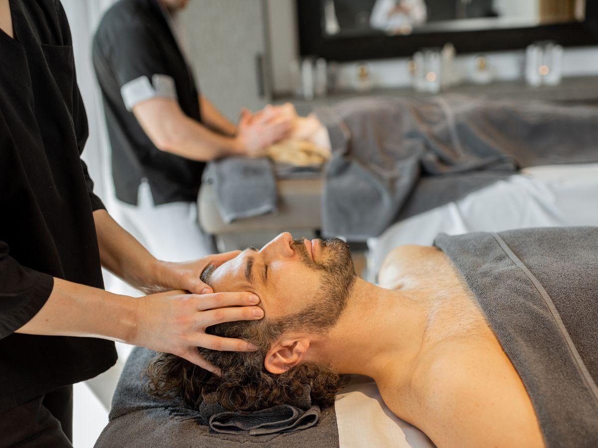 Massage để giảm tích mỡ mặt nhé!