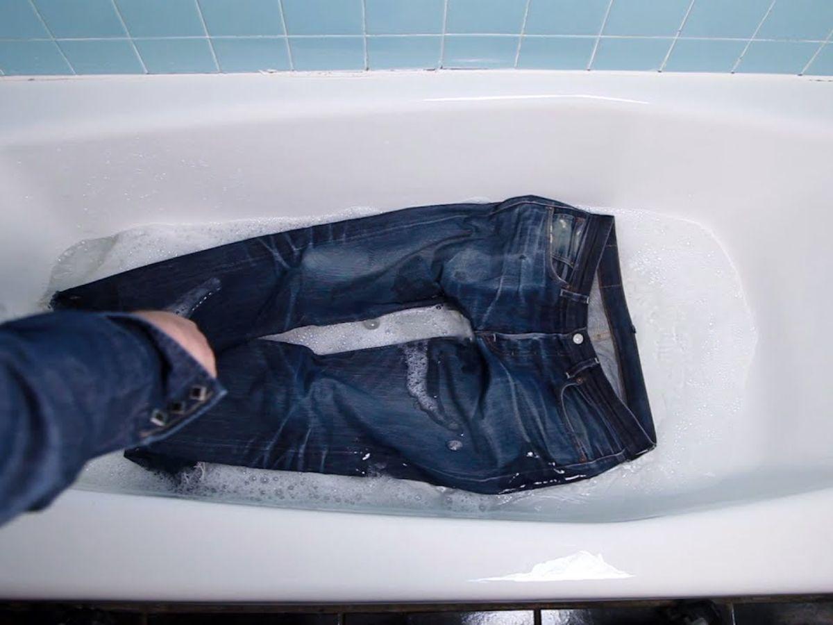 Dùng nước ấm để kéo giãn quần jean 