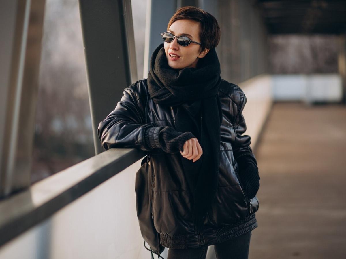 Phối khăn quàng cổ với áo khoác blazer 