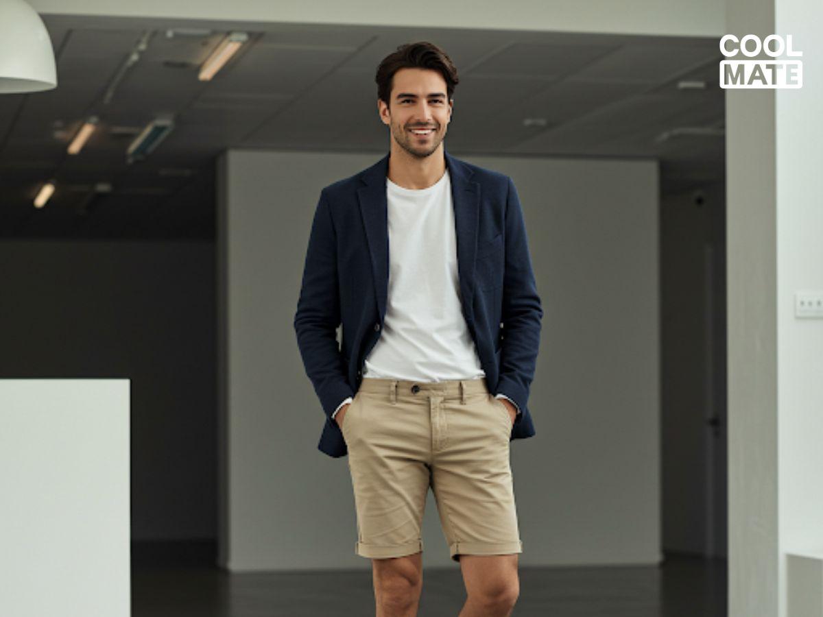 Phối áo vest/blazer cùng áo thun nam và quần short.