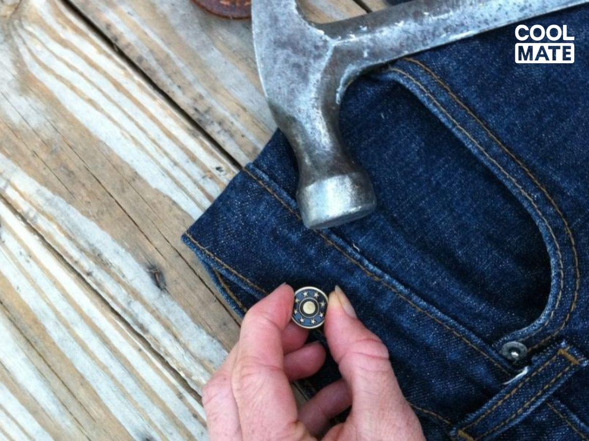 Tháo nút quần jeans bằng búa và đinh
