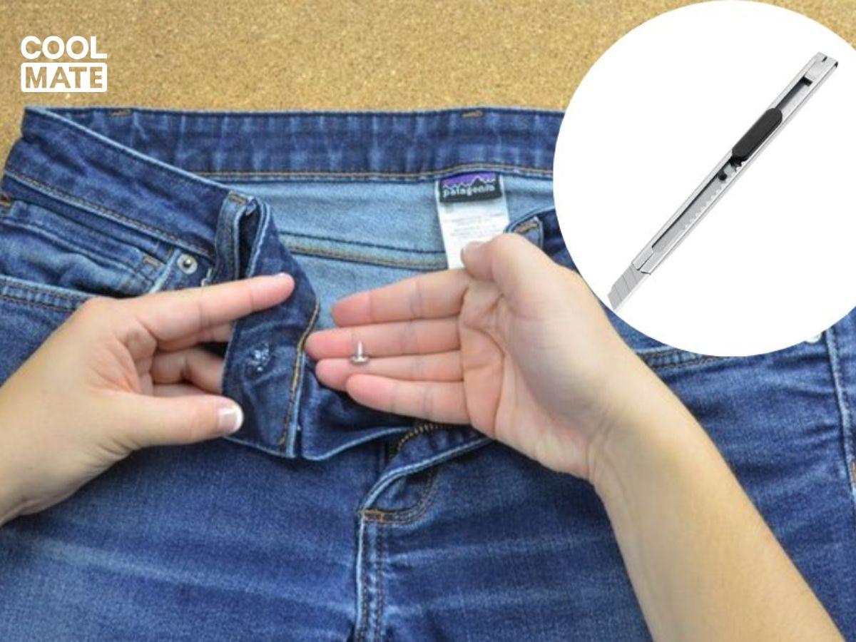 Dùng rao dọc giấy để tháo nút quần jeans khi bị đứt 