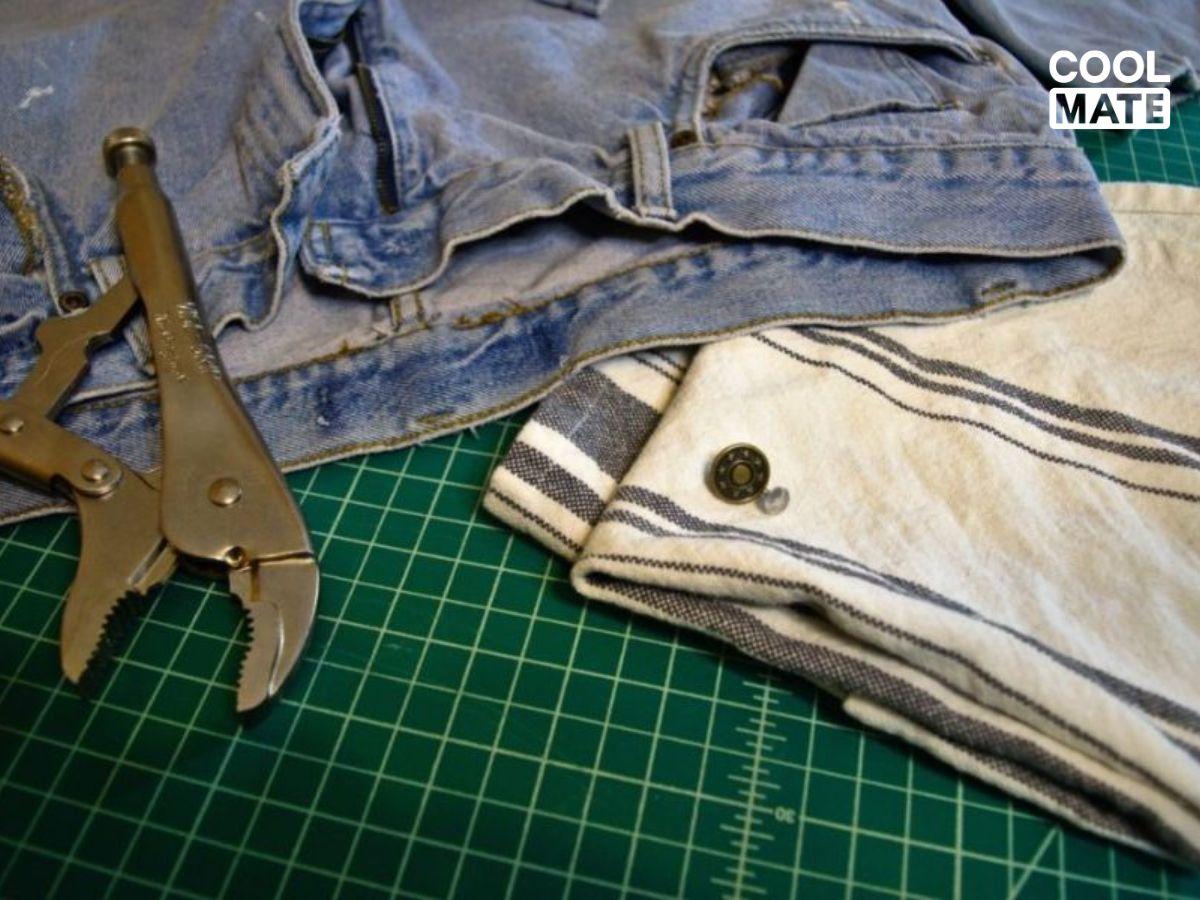 Sử dụng nút quần jeans để tháo những chiếc nút có rãnh hiệu quả 