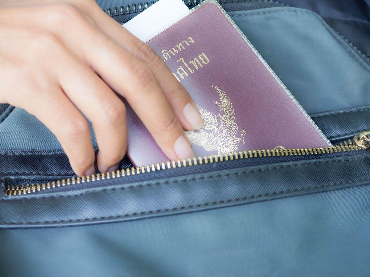 Giấy tờ tùy thân, passport... cũng cần được đảm bảo an toàn trong suốt chuyến đi