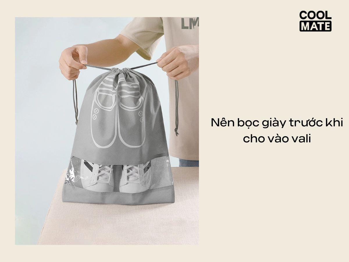 Thêm một lớp túi bên ngoài trước khi cho giày vào vali nhé!