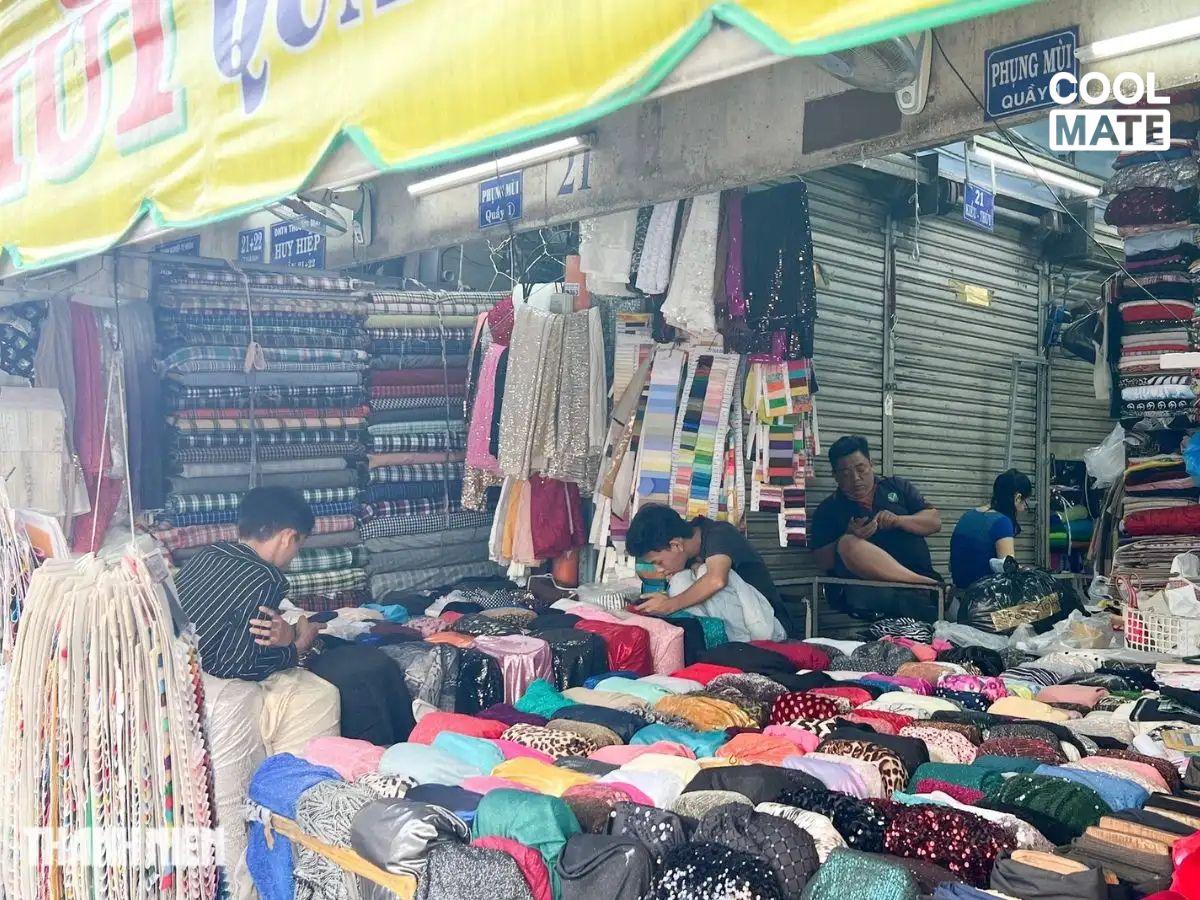 Tìm mua vải denim tại chợ vải Soái Kình Lâm (Nguồn: Báo Thanh Niên)