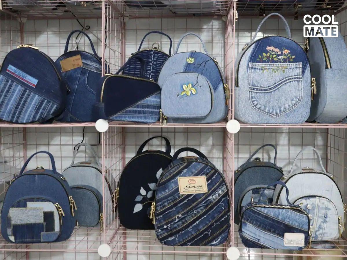 Vải jeans được sử dụng để làm túi xách hoặc balo với phong cách cá tính, bền chắc và dễ dàng phối đồ