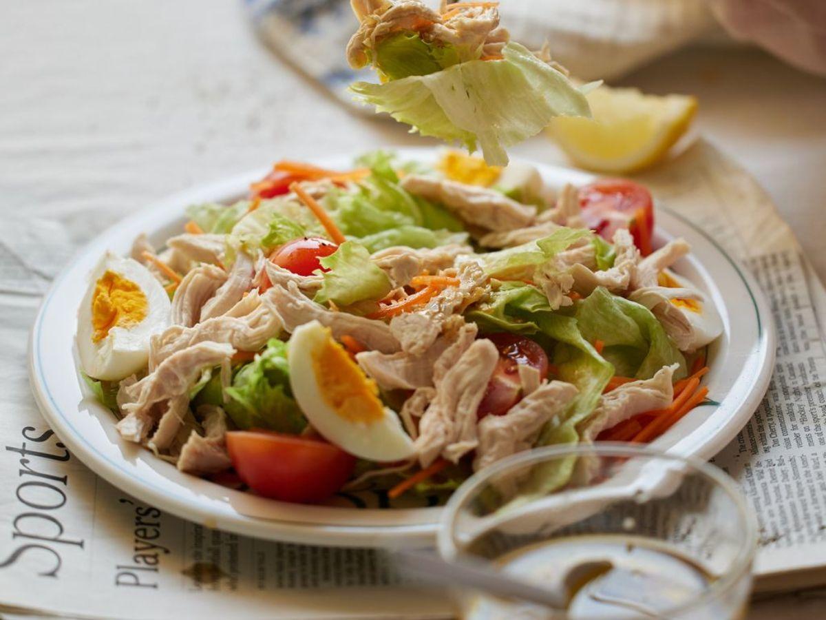 Một đĩa salad gà lành mạnh, dễ thực hiện tại nhà
